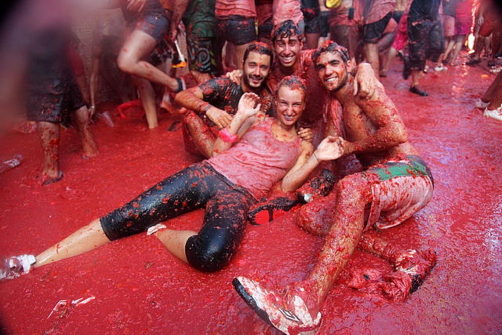 640px-La_Tomatina_25.08.2010_-_Spain_Buñol_18