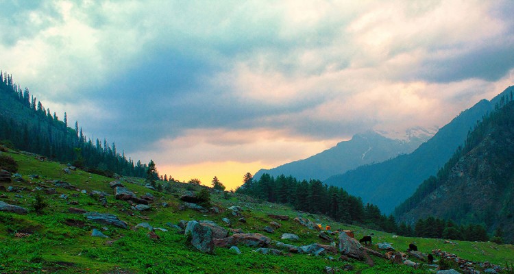 kasol_kheerganga_travel_photographer_avnish_aditi_03-750x400