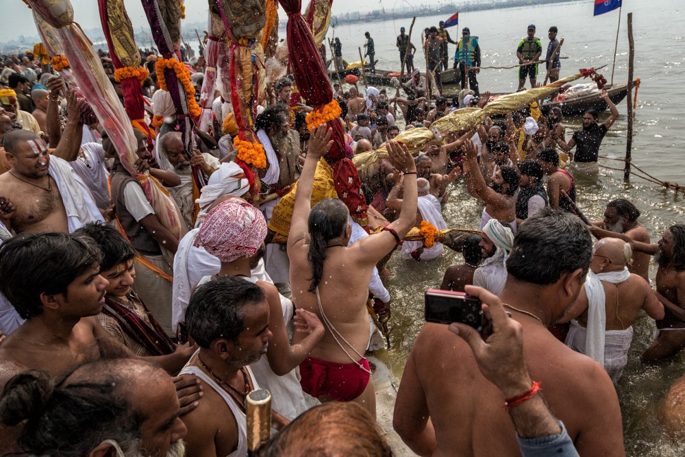 Kumbh_Mela_2013_Porter_Yates_Drench the Flags