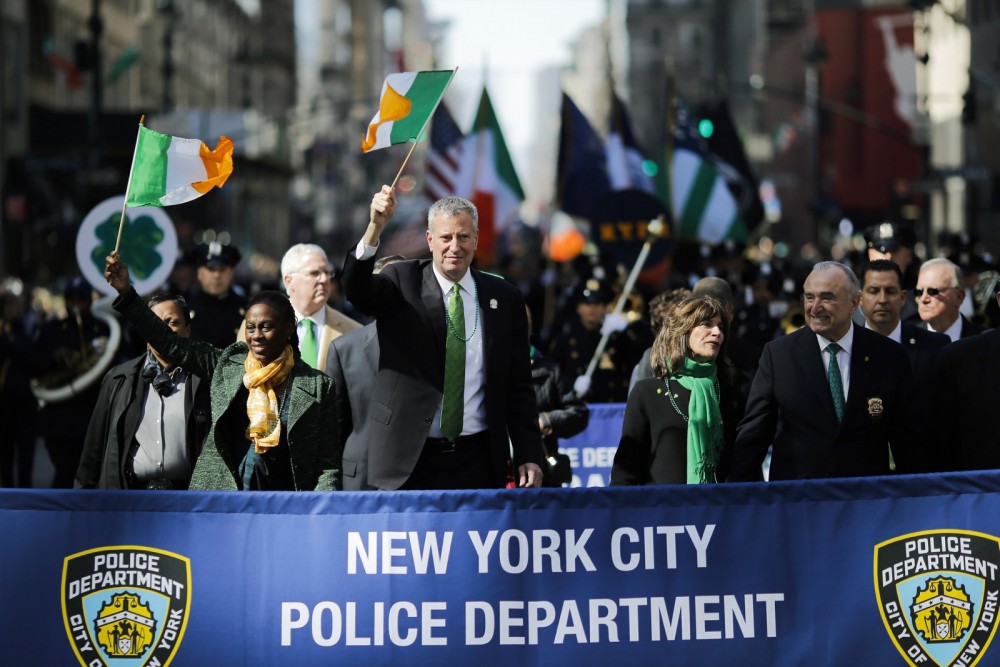 New York Mayor Bill de Blasio (C) marches along the Fifth Avenue next to his wife, Chirlane McCray (L), NYPD Police Commissioner William Bratton (R) and his wife Rikki Klieman during (2nd R) during the St. Patrick's Day parade in New York March 17, 2016. New York City Mayor Bill de Blasio ended his two-year boycott of the annual St. Patrick's Day parade on Thursday, joining in the world's largest celebration of Irish heritage after organizers opened the event up to all openly LGTB marchers. REUTERS/Eduardo Munoz