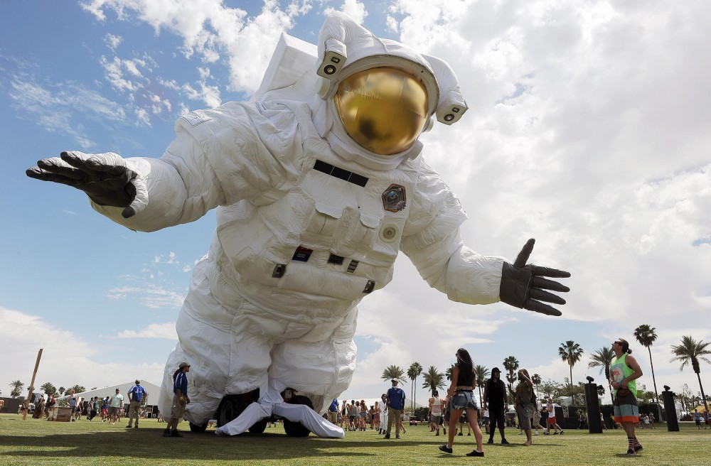 pc-astronaut-sculpture-coachella-01_db65d9f6996fe01f96277e7c7d206bc3