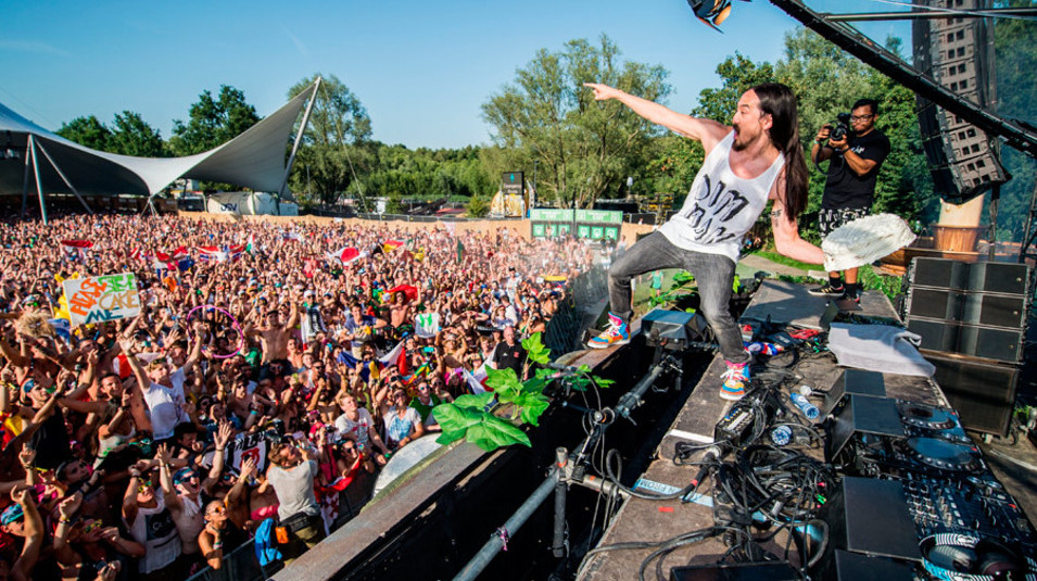 Why Steve Aoki Throws Cake Why Steve Aoki Throws Cake